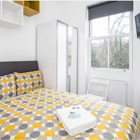 Boutique Modern For Two Near Tube And Bus Stations