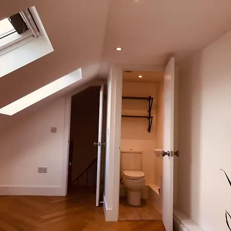 Stylish New Listing! Free Parking, Trendy Location Apartment *