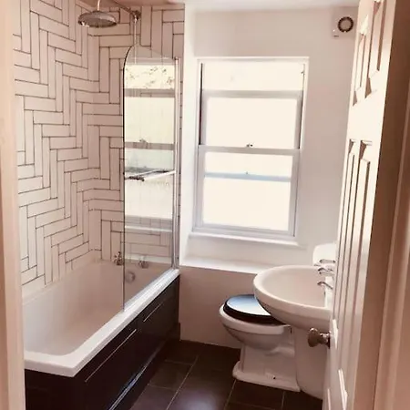 Stylish New Listing! Free Parking, Trendy Location Apartment *
