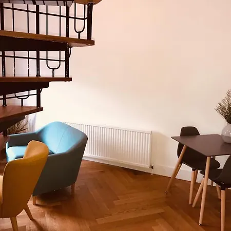 Stylish New Listing! Free Parking, Trendy Location London