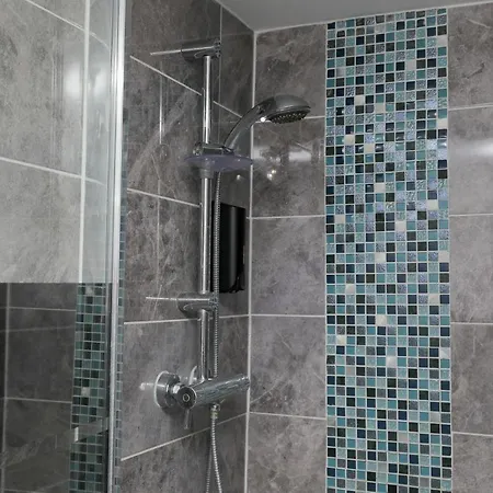 Entire 3 Bedroom House, 3 Toilets, 2 Baths, Sleep 9 With Free Parking Apartamento *