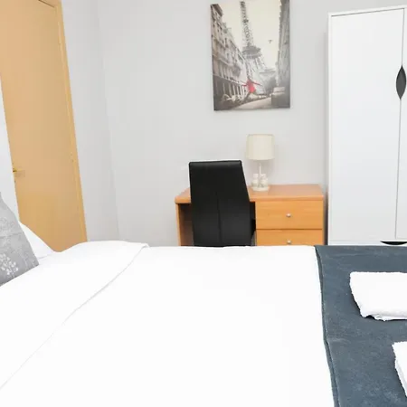Entire 3 Bedroom House, 3 Toilets, 2 Baths, Sleep 9 With Free Parking Apartamento Thamesmead (Greater London)