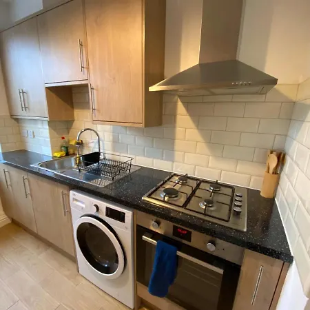 Spacious 1 Bedroom Flat In *