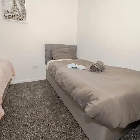 Holiday home #gorgeous 3 Beds Home#7min To Subway, Free Parking *