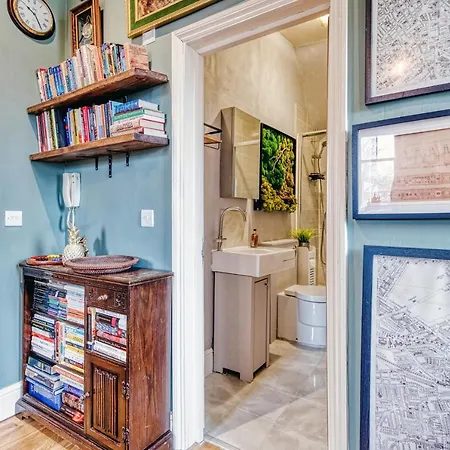 Sunny Corner In Center Of Apartment *