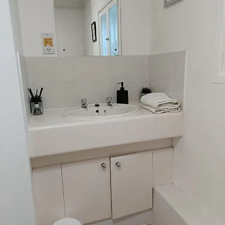 2 Bed Functional House Close To Manor Park Train Station *