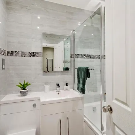 Charming 3-bed With Outdoor Area *