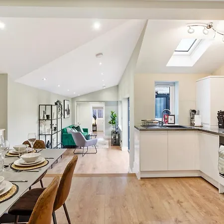 Charming 3-bed With Outdoor Area *