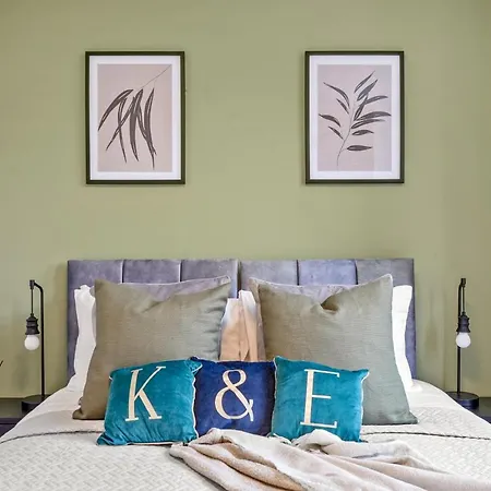 Charming 3-bed With Outdoor Area Apartment *