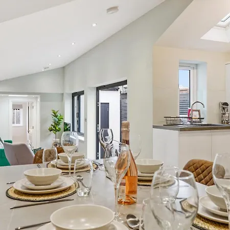 Charming 3-bed With Outdoor Area Wimbledon