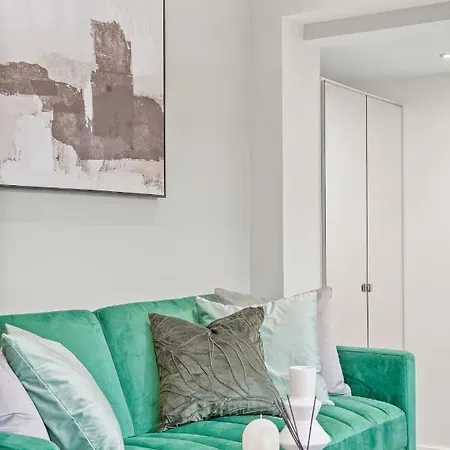 Apartment Charming 3-bed With Outdoor Area *