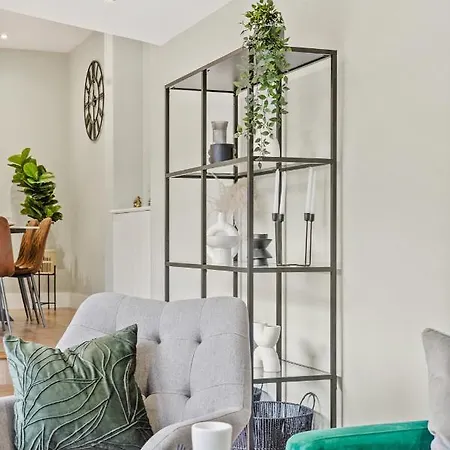Charming 3-bed With Outdoor Area