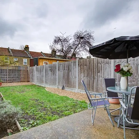 Statera - 2-bed House In Stratford Holiday home *