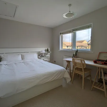 Cosy House With A Garden * London