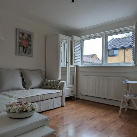 Cosy House With A Garden Holiday home London
