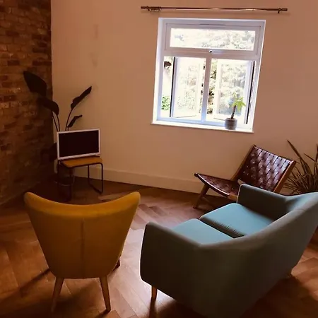 Stylish New Listing! Free Parking, Trendy Location *