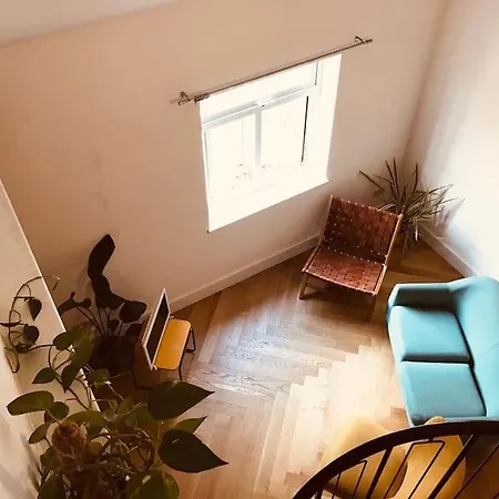Apartment Stylish New Listing! Free Parking, Trendy Location