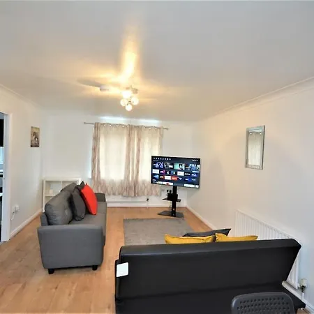 Spacious Two-bedroom * Dagenham
