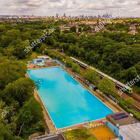 Great 4 Bedroom In Tooting Apartment London