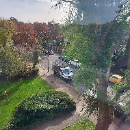 2 Bed Flat, Bounds Green, Piccadilly Line, N11 * London