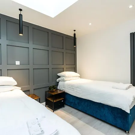 Spacious Modern 2 Bedroom Flat Apartment *