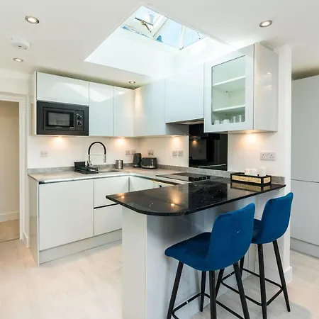 Spacious Modern 2 Bedroom Flat * London
