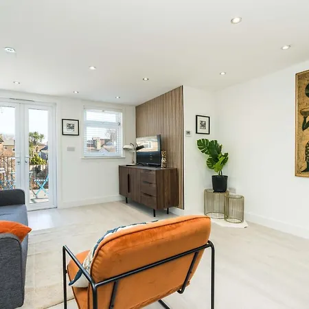 Spacious Modern 2 Bedroom Flat *