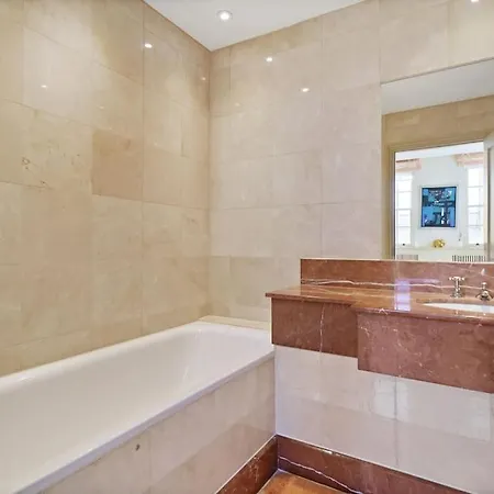 Three Bedroom Flat In Belgravia Apartment *