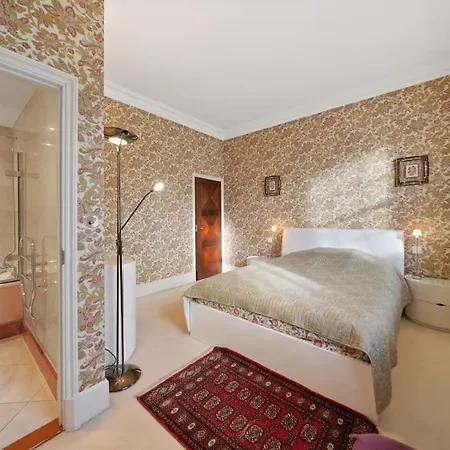 Three Bedroom Flat In Belgravia