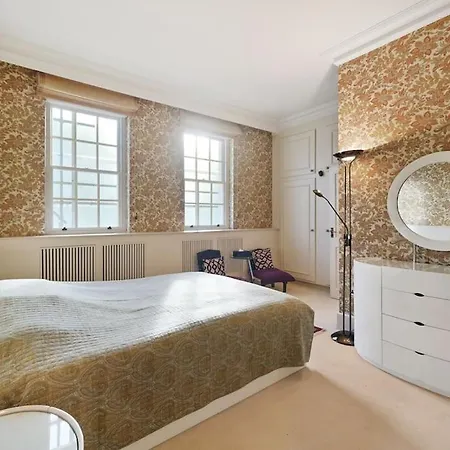 Three Bedroom Flat In Belgravia *