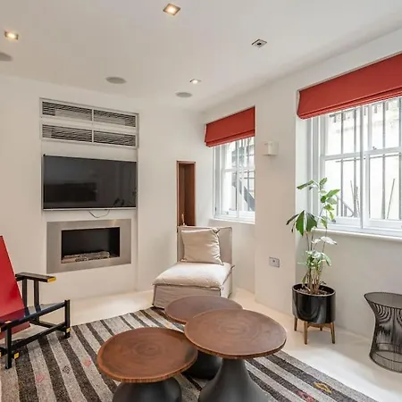 Stunning 3 Bed Townhouse In The Heart Of Mayfair Apartment London