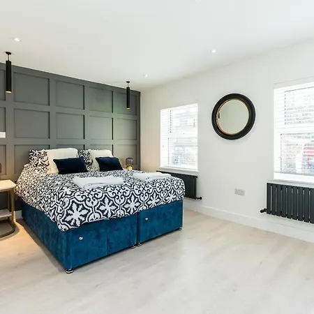 Spacious Modern 2 Bedroom Flat *