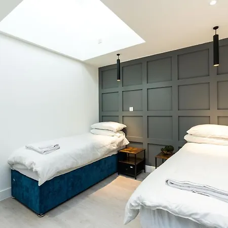 Spacious Modern 2 Bedroom Flat Apartment *
