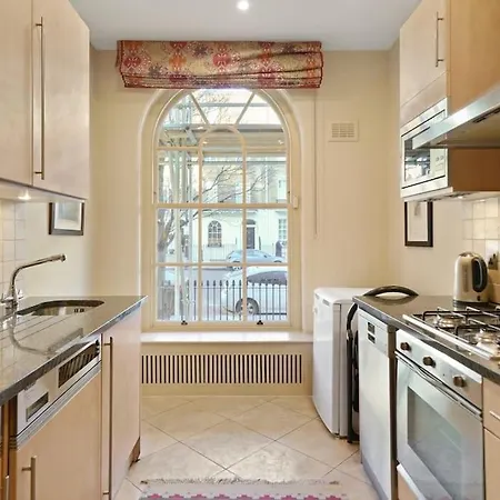 Three Bedroom Flat In Belgravia Apartment *