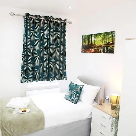 Deluxe 4-bed House Close2 Wembley Stadium