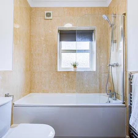 Beautiful 2 Bedroom Apartment, Appartement Romford