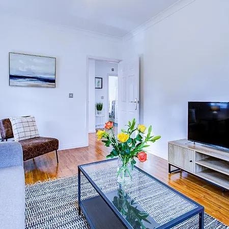 Beautiful 2 Bedroom Apartment, Appartement Romford