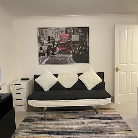 Stunning Studio Flat - Free Parking - 3 Min From Sutton Station *