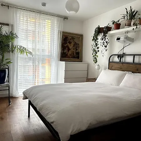 Artist In Islington, Shoreditch, Old St Apartment *