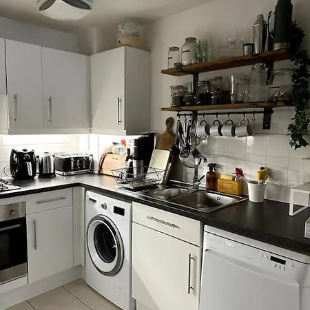 Artist In Islington, Shoreditch, Old St Apartment London