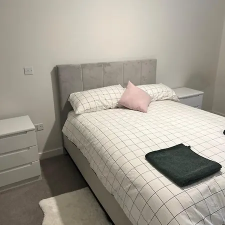 Luxury Flat In White Apartment *