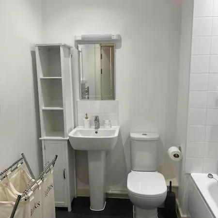 Apartment Lovely One Bedroom With Balcony *