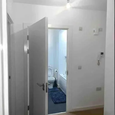 Lovely One Bedroom With Balcony Apartment London