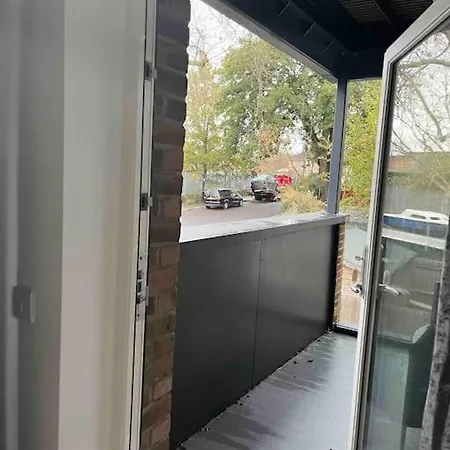 Apartment Lovely One Bedroom With Balcony *