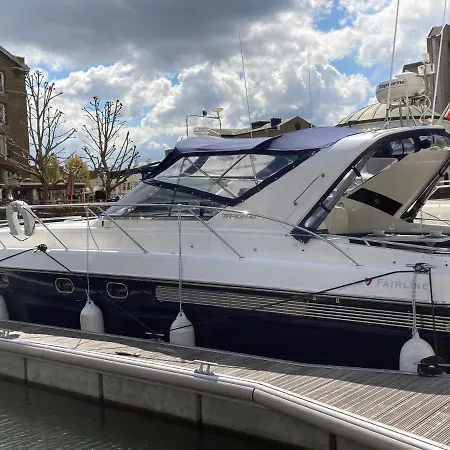 Entire Boat At St Katherine Docks 2 Available Select Using Options 보트호텔 런던