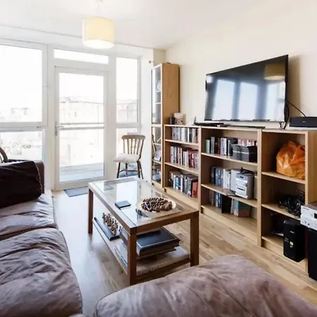 Brixton/clapham 2 Bed Flat, Large Balcony, Parking