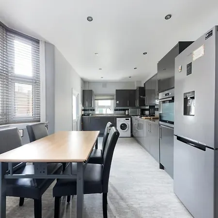 Cozy 4 Bedroom In Hackney, Holiday home *