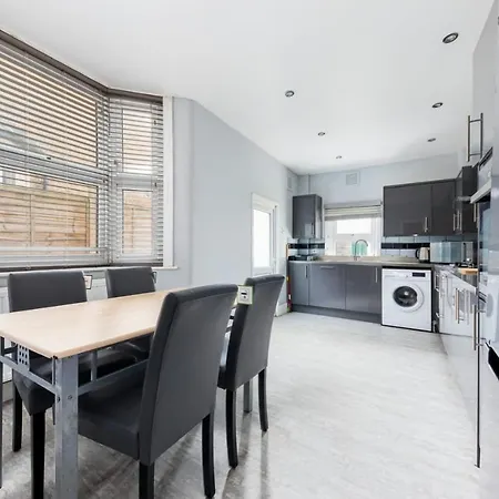 Cozy 4 Bedroom In Hackney, London