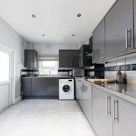 Holiday home Cozy 4 Bedroom In Hackney, London