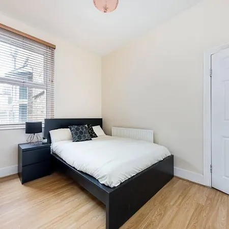 Cozy 4 Bedroom In Hackney, London